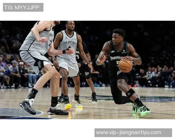 爱德华兹状态火热连续五场得分30以上场均372分命中率高达561三分命中率接近49