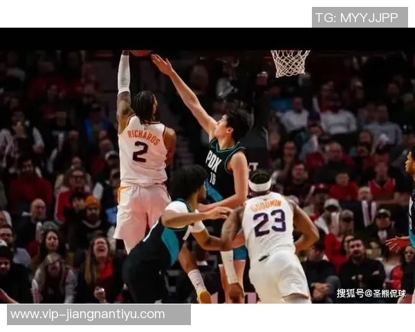 布克全力以赴砍下38分却难救主球队失利表现令人心疼 布克全力以赴砍下38分却难救主球队失利表现令人心疼