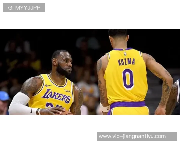 阿尔卡拉斯身穿詹姆斯23号紫金战袍在澳网训练致敬传奇运动员