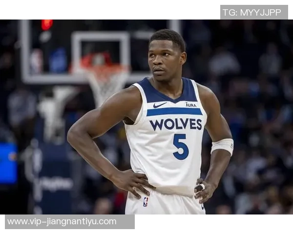 爱德华兹华丽突破拉杆换手上篮精彩得分引爆全场激情